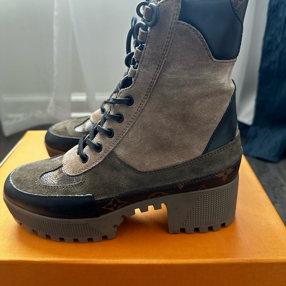Louis Vuitton Laureate Platform Desert Boots Beige Size 36